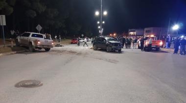 Colisión entre una Duster y una Hilux en plena madrugada: importantes daños materiales