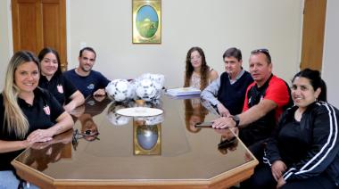 San Cayetano: el intendente se reunió con instituciones deportivas y entregó material