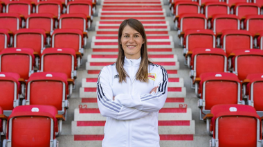 Marie-Louise Eta hace historia: primera mujer en dirigir en la Bundesliga masculina