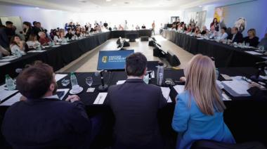 Nuevo liderazgo en el PJ bonaerense: Kicillof asumió y reunió a referentes en La Plata