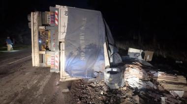 Volcó el acoplado de un camión en la Ruta 228: el chofer salió ileso