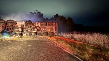 Madrugada complicada en la Ruta 86: un camión volcó, hubo corte total y trabajaron horas para liberar el tránsito