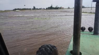 Desbordan canales, desaparecen caminos y crece la preocupación en el campo: “Ya no hay por dónde llegar”
