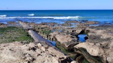 Convocan a una movilización por el histórico problema del caño cloacal roto en la costa de Quequén