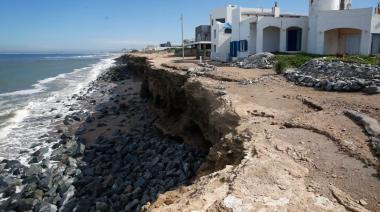 La espuma marina volvió a poner en foco un problema histórico en Quequén: la erosión costera que avanza sobre las playas