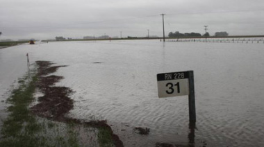 El agua tapó la calzada y cerraron totalmente la Ruta 228
