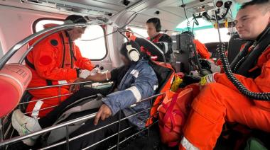 Prefectura aeroevacuó de urgencia a un tripulante de un carguero frente a la costa de Quequén