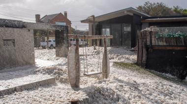 Las imágenes que recorren el país: La espuma marina “tapó” las playas de Necochea y Quequén tras el temporal