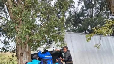 Camionero salió de Mar del Plata, chocó y quedó atrapado: bomberos trabajaron en el lugar para rescatarlo
