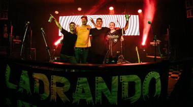 Ladrando Fuerte estrenó “Pocas Pulgas” como se presentan los discos: tocándolo entero