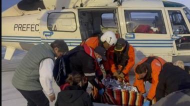 Aeroevacuaron a un tripulante herido a más de 300 kilómetros de la costa