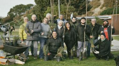 Quequén: vecinos plantaron árboles en la Plaza 3 de Agosto