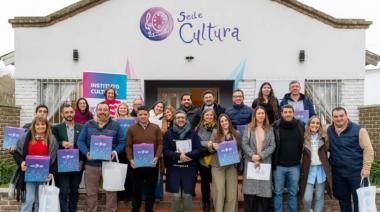 San Cayetano donó libros a la Biblioteca Bernardino Rivadavia