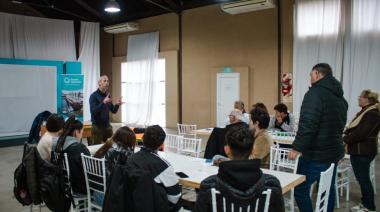 Del campo al puerto: estudiantes conocieron cómo funciona uno de los motores de la región