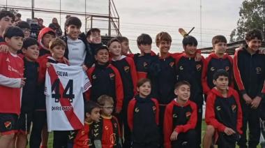 Lucas Silva volvió a la cancha donde empezó todo y recibió el abrazo de su pueblo