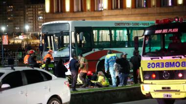 Mar del Plata: un colectivo se subió a la vereda y mató a una joven