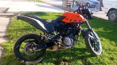 Chocó en avenida 42, escapó y dejó una moto con pedido por robo