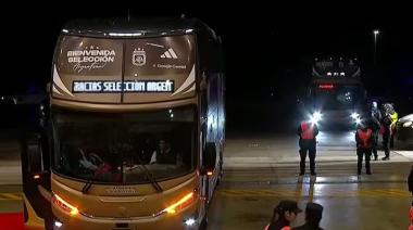 La Scaloneta volvió al país y fue recibida por miles de hinchas