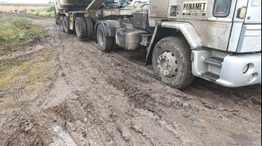 Un camionero se ganó una infracción por circular por un camino rural después de la lluvia