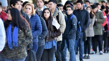 El empleo, el peor frente social del Gobierno de Milei: crecen la informalidad y la vulnerabilidad juvenil