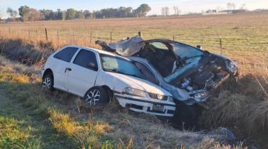 Dos autos embistieron a caballos sueltos y terminaron en la cuneta