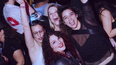 Dos noches para celebrar la amistad en Necochea: música retro y cumbia en vivo