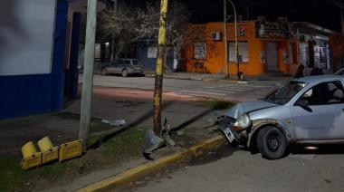 Perdieron el control del auto y terminaron impactando contra un semáforo en Quequén