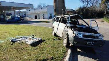 Dos jóvenes resultaron gravemente heridos tras volcar en la rotonda de acceso a Sierras Bayas