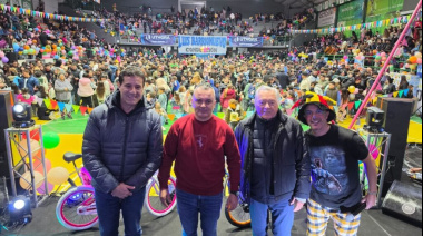 Santín había prometido enfrentar la reforma laboral, pero recibió y elogió al senador Abad en un acto de UTHGRA