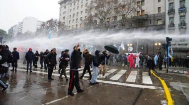 Represión, detenidos y una ley recortada: cómo terminó la protesta y qué aprobó el Senado