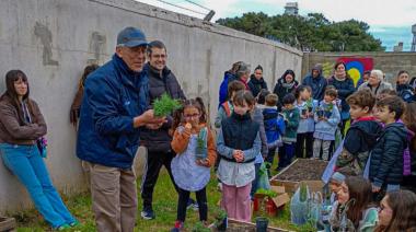 Más de 200 chicos plantaron hortalizas, aromáticas y especies nativas en la Escuela Nº 50