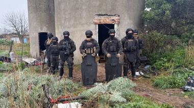 Allanamientos en Quequén por el robo a un playero: secuestraron un arma y hubo tres detenidos