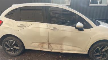 Chocó una moto, el conductor huyó y la Policía descubrió que el auto tenía pedido de secuestro por robo