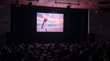 “El sueño de Magalí” conmovió a Necochea: una sala llena, el abrazo a su familia y un mensaje que trascendió la pantalla