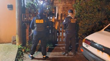 Cocaína, marihuana y un revólver: dos aprehendidos tras varios allanamientos
