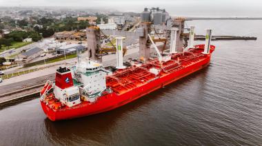 Un buque que combina motores y viento llegó a Puerto Quequén con 14.157 toneladas de UAN