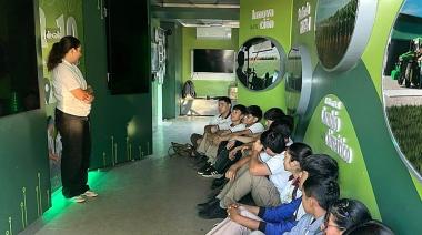 Un museo dentro de un camión llega a la Plaza Dardo Rocha para explorar la tecnología del agro
