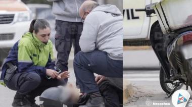 Una motociclista resultó herida tras chocar con un auto en Quequén y fue trasladada al hospital
