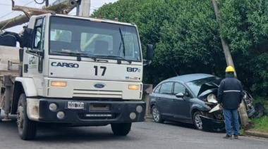 Fuerte choque en Necochea: un auto impactó contra una columna en 47 y 56 y su conductor fue hospitalizado