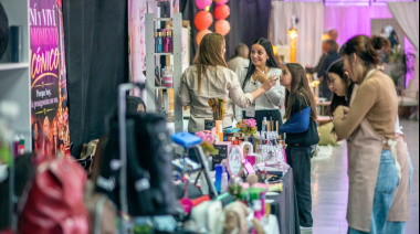 Mujeres Icónicas llega a Necochea: dos días de regalos, música y encuentros con espíritu navideño