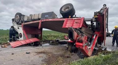 Un camionero de Necochea resultó herido tras volcar en la Ruta 228: chocó con una pulverizadora