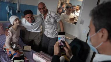 Enzo Fernández en el Garrahan: la tarde que compartió con chicos en oncología
