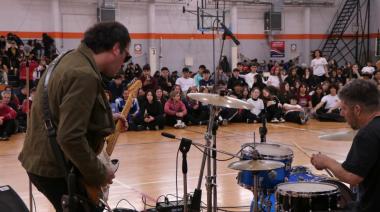 Estudiantes secundarios de San Cayetano celebraron su día con deportes, talleres y música