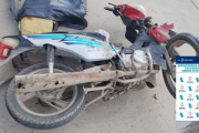 Una motociclista permanece en estado reservado tras un fuerte choque con un remis