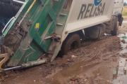 Sin tosca, el barro continúa: un camión de Relisa encajado en un fangal de Quequén