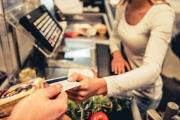 La realidad económica define la campaña electoral: entre endeudarse para comer y la promesa de que "estamos mejor"