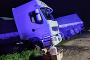 Un camionero necochense volcó en Santa Fé y le hallaron medicamentos y polvo blanco