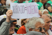 Jubilados a la miseria: el bono de ANSES sigue congelado en 70 mil pesos tras 18 meses