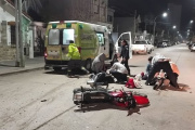 Grave choque: dos jóvenes en moto hospitalizados tras escapar de Tránsito