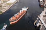 Puerto Quequén impulsa su operatoria con 8 movimientos diarios y 35 buques para agosto: ¿qué lo hace único?